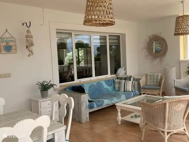 CasaSolymar en España, Costa Blanca, Moraira - villa Bonita y espaciosa terraza con barbacoa en la parte delantera de la casa.