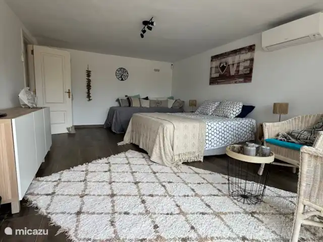 CasaSolymar en España, Costa Blanca, Moraira - villa Gran habitación 1 en la planta baja con vista a la piscina. Al igual que otras habitaciones, esta está equipada con aire acondicionado.