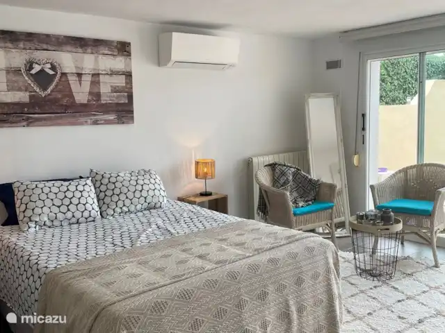 CasaSolymar en España, Costa Blanca, Moraira - villa Gran habitación 1 en la planta baja con vista a la piscina.