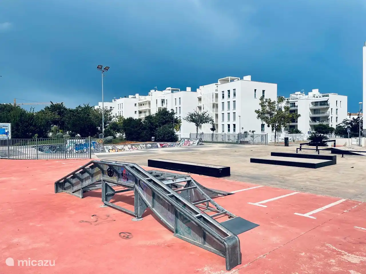 Skatepark direkt neben dem Komplex