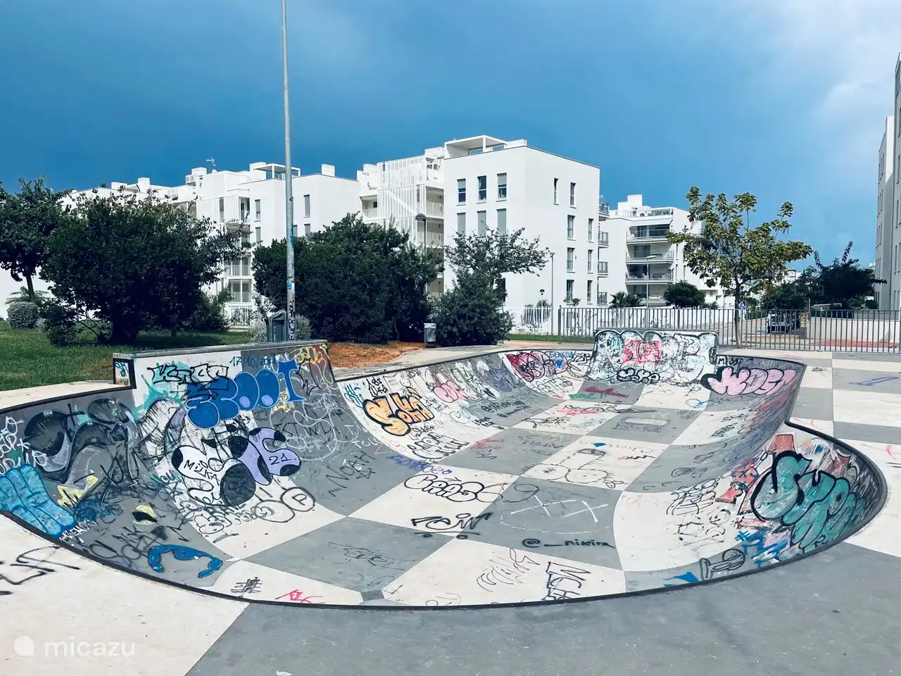 Skatepark direkt neben dem Komplex