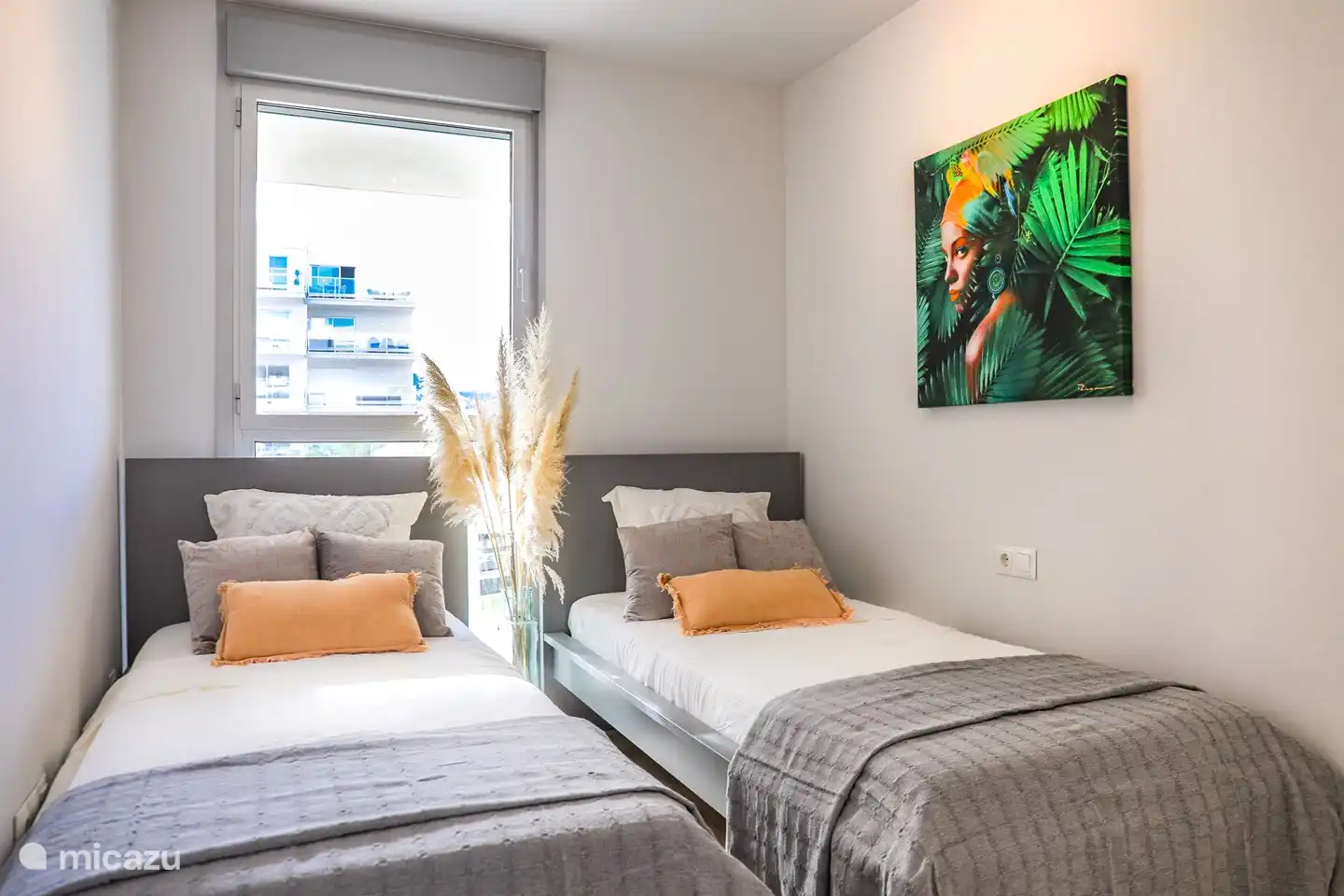 Schlafzimmer mit 2 x 1 Bett