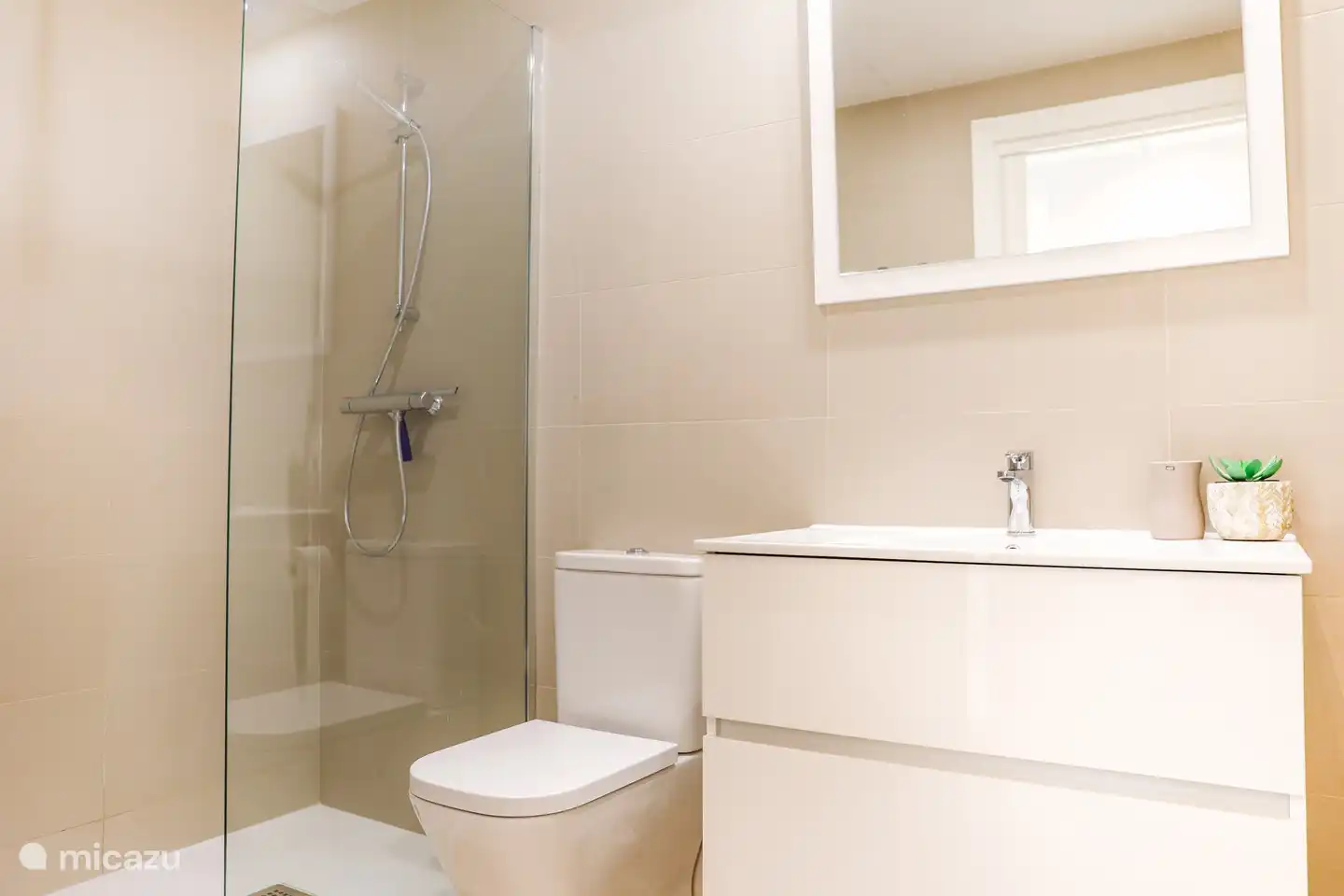 Badezimmer mit ebenerdiger Dusche