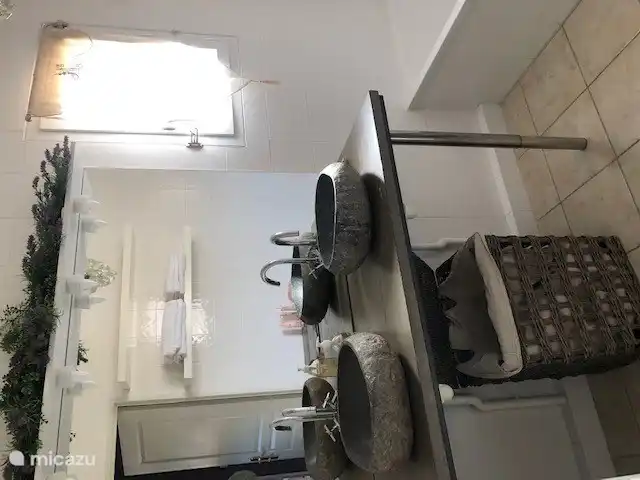 erstes Badezimmer mit Badewanne/Dusche