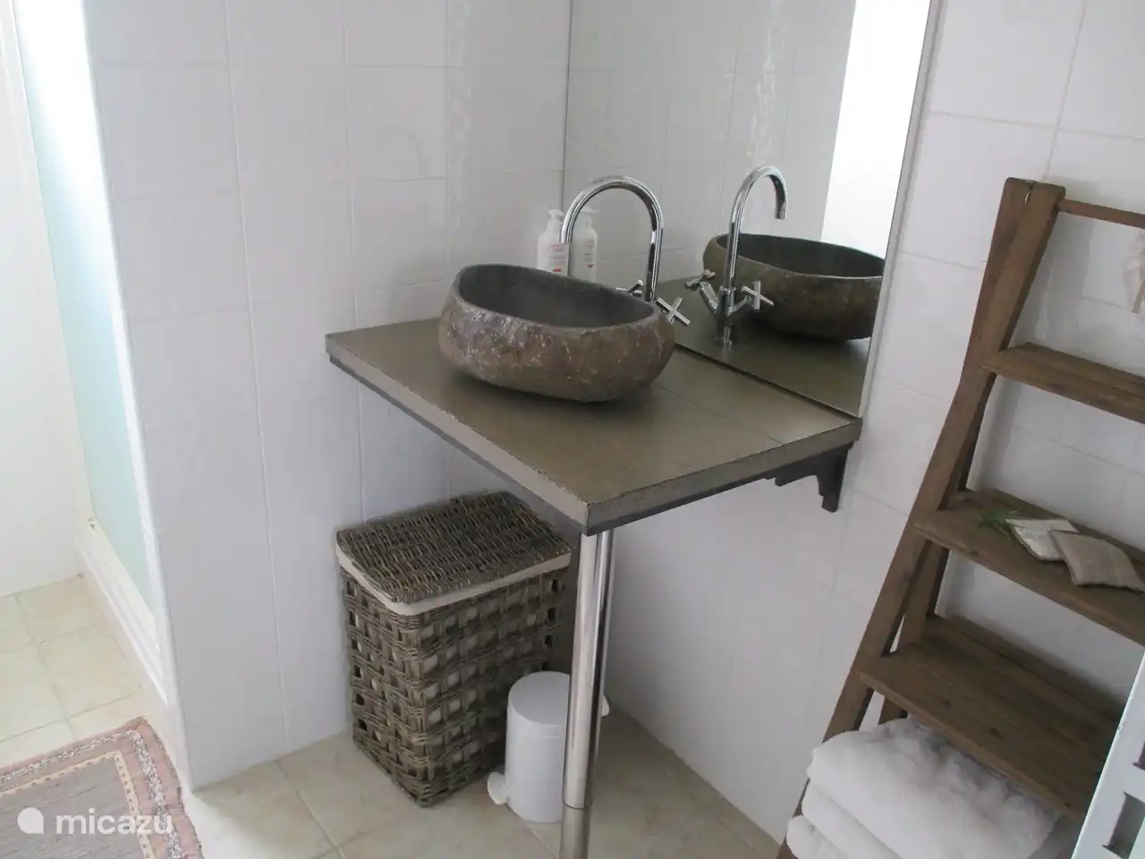 zweites Badezimmer mit Dusche