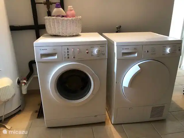 Waschmaschine und Trockner in Garage/Hauswirtschaftsraum