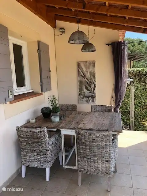 Terrasse am Haus unter Dach