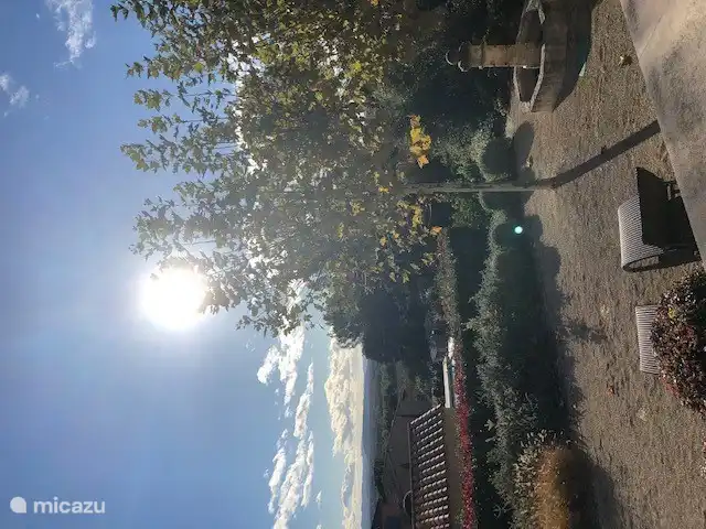 schöne Aussicht von Balkon und Garten