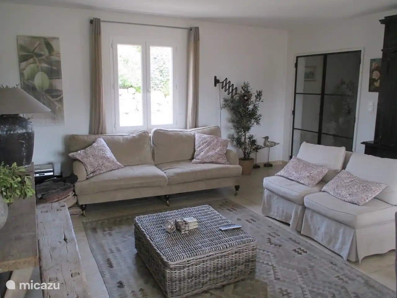 Wohnzimmer mit großem Fernseher und niederländischen Kanälen