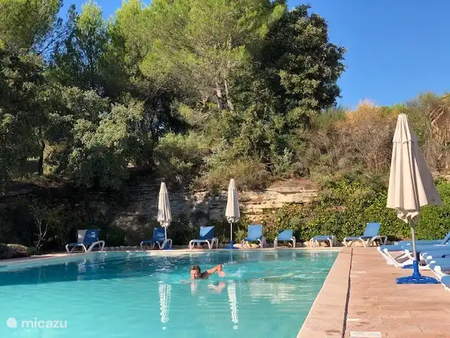 schön gelegenes Schwimmbad mit Planschbecken und Sonnenliegen