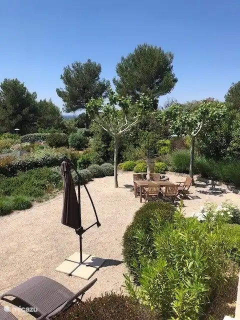 im Sommer natürlicher Schatten durch die Platanen am Dorfbrunnen