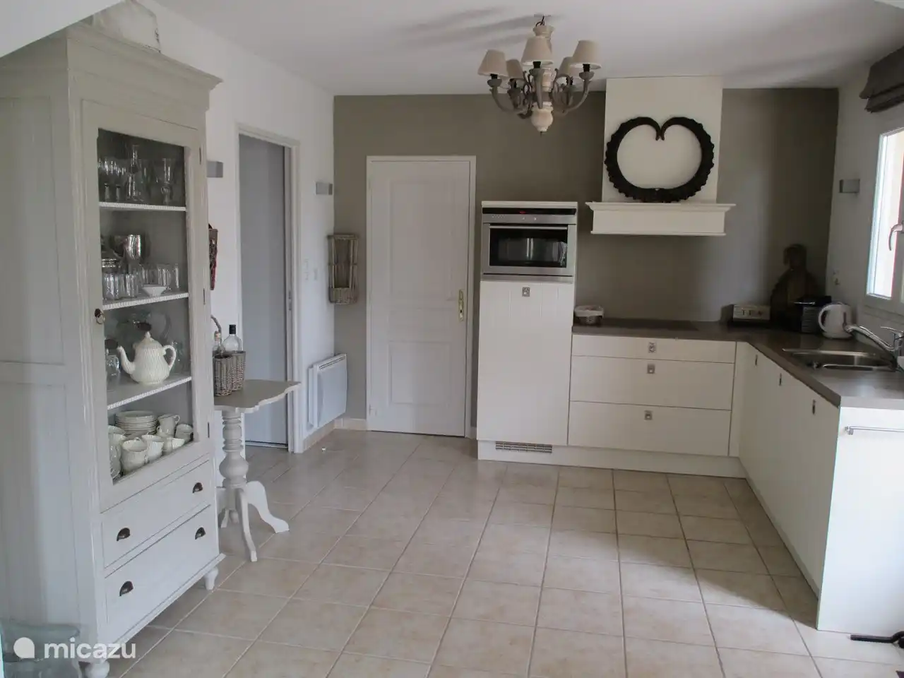 Küche mit Tür zur Garage/Hauswirtschaftsraum und Tür zur Terrasse