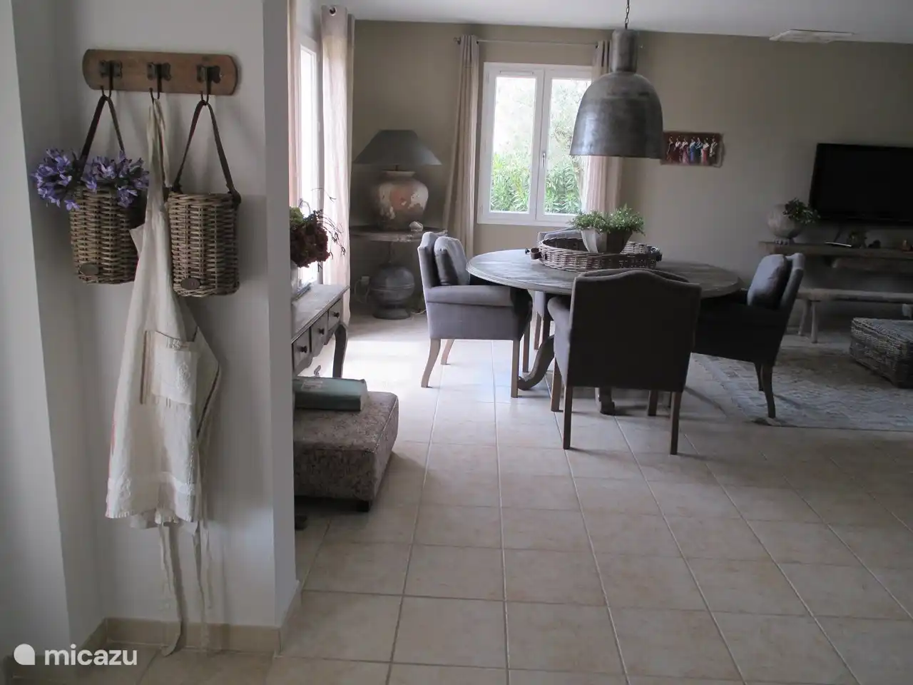 Geräumiger Esstisch mit schönen Sesseln 