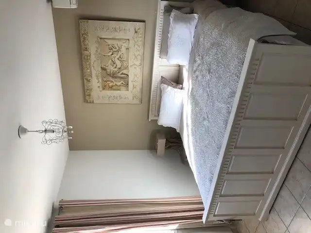 Hauptschlafzimmer mit Klimaanlage und großem Einbauschrank