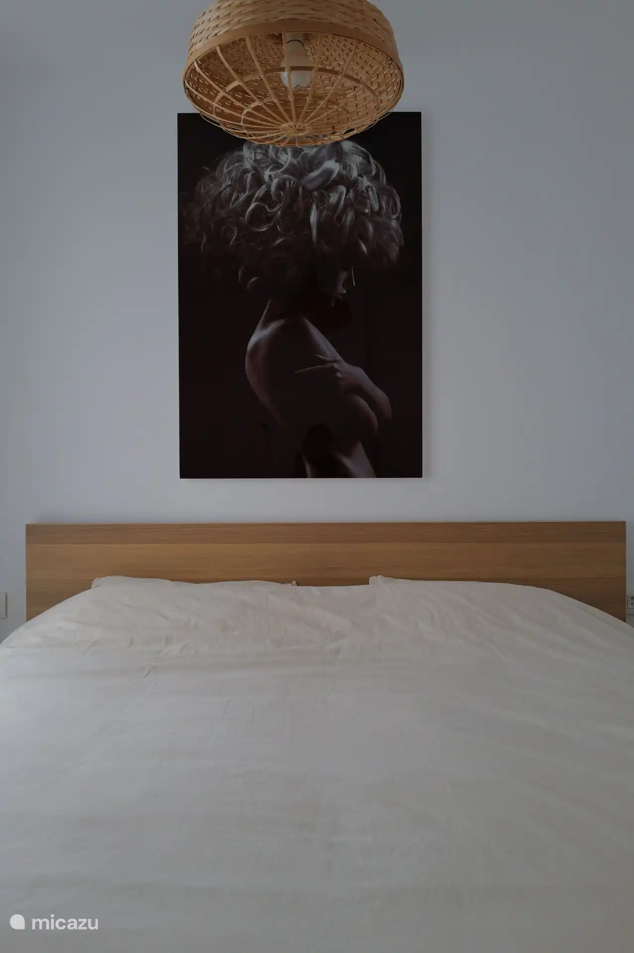 Slaapkamer 2 met rechts direct toegang tot badkamer1 en links van het bed heb je direct toegang tot de patio. 