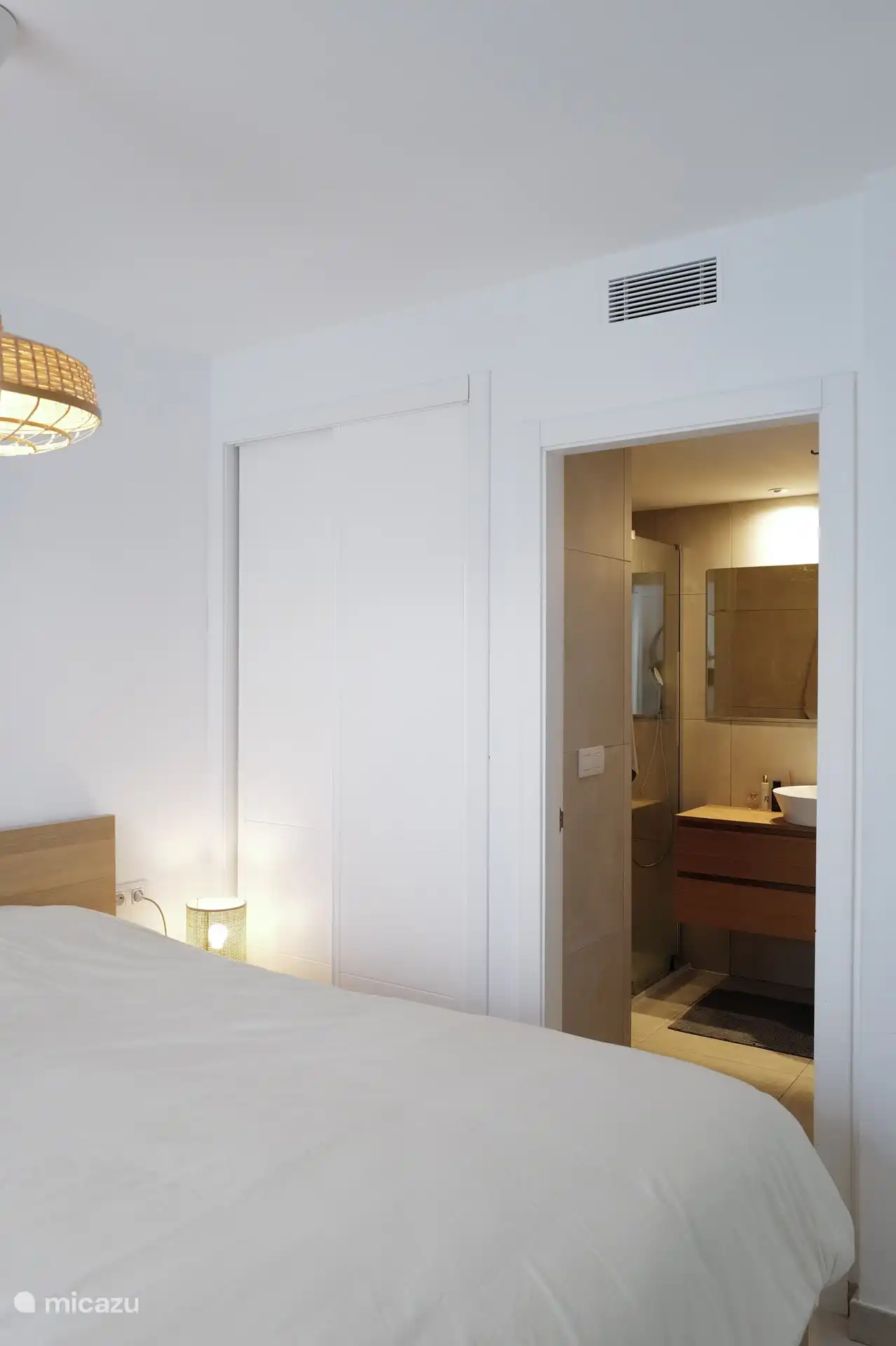 Slaapkamer 2 geeft direct toegang tot badkamer 1 met toilet. Daarnaast geeft deze slaapkamer door middel van schuiframen direct toegang tot de patio. Het bed bevat dikke matrassen van 1.80m x 2.00m. De patio heeft een handig groot droogrek voor de natte was.