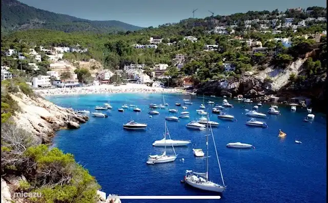 De baai van Cala Vadella met veel leuke restaurantjes. Vanaf het appartement loopt een route (o.a. 2 trappen) naar het strand waardoor je er in een kleine 10 minuten bent. Met de auto is het 2 minuten.