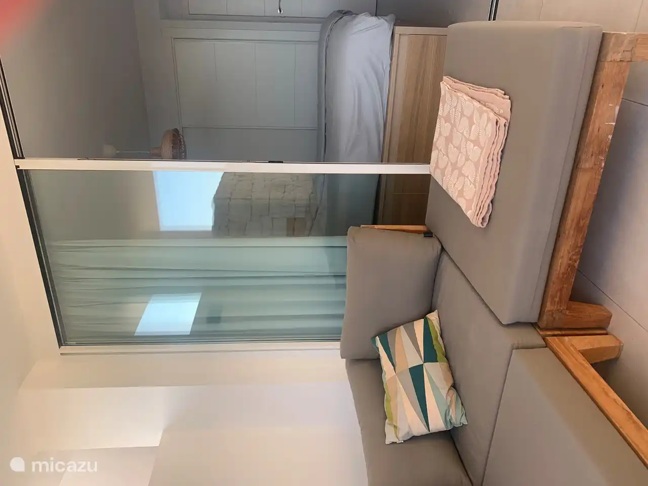 Slaapkamer 1 met schuifdeuren naar het terras