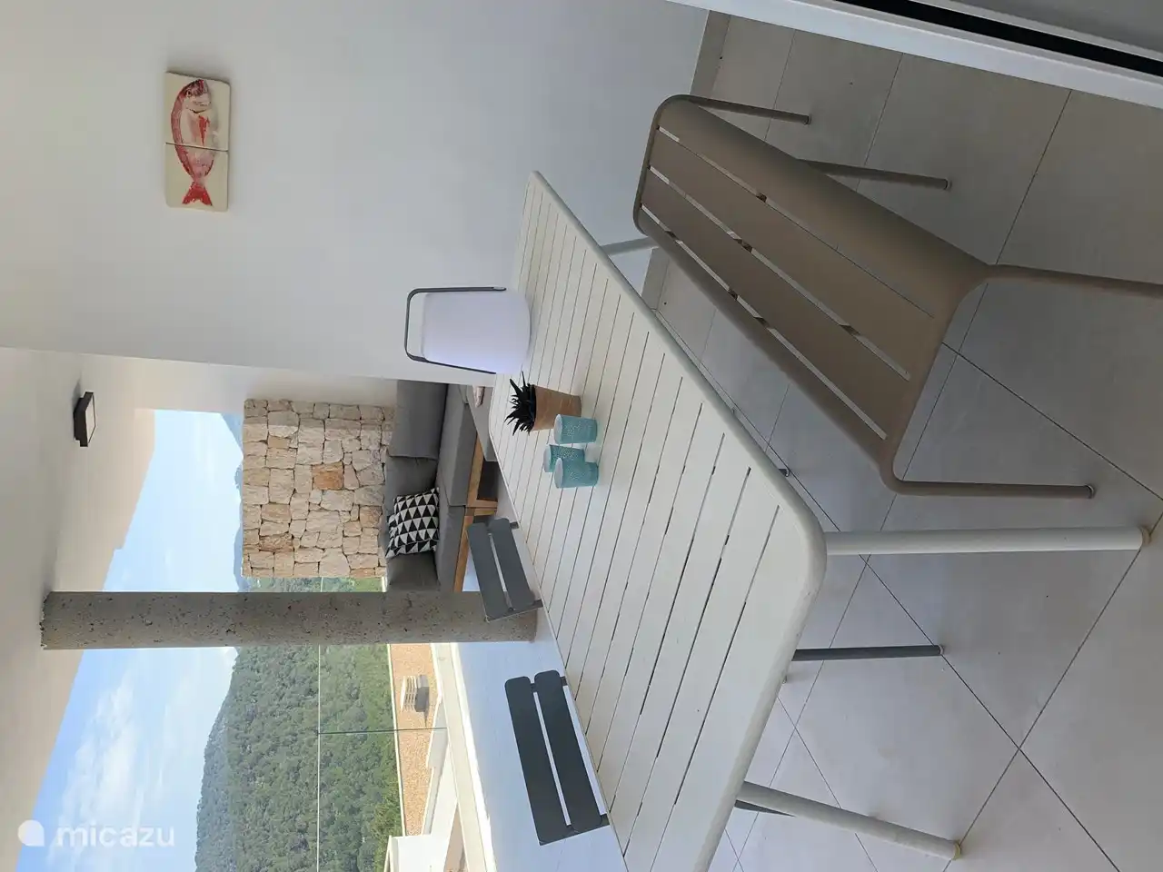 Heerlijk gezellig ontbijten of s' avonds eten bij de 5 persoons eettafel. 