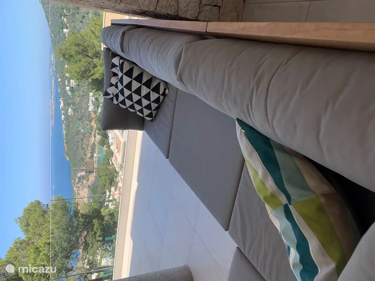 Heerlijk grote loungeset om na een dagje op het strand heerlijk te chillen en genieten van het prachtige uitzicht.