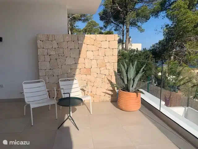 2 heerlijke Fermob stoelen (bijpassende kussens aanwezig) om even in bij te komen na een vermoeiende stranddag;)