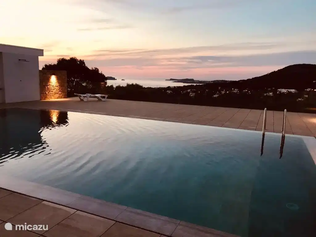 Fijn gemeenschappelijk zwembad met prachtig uitzicht op zee.