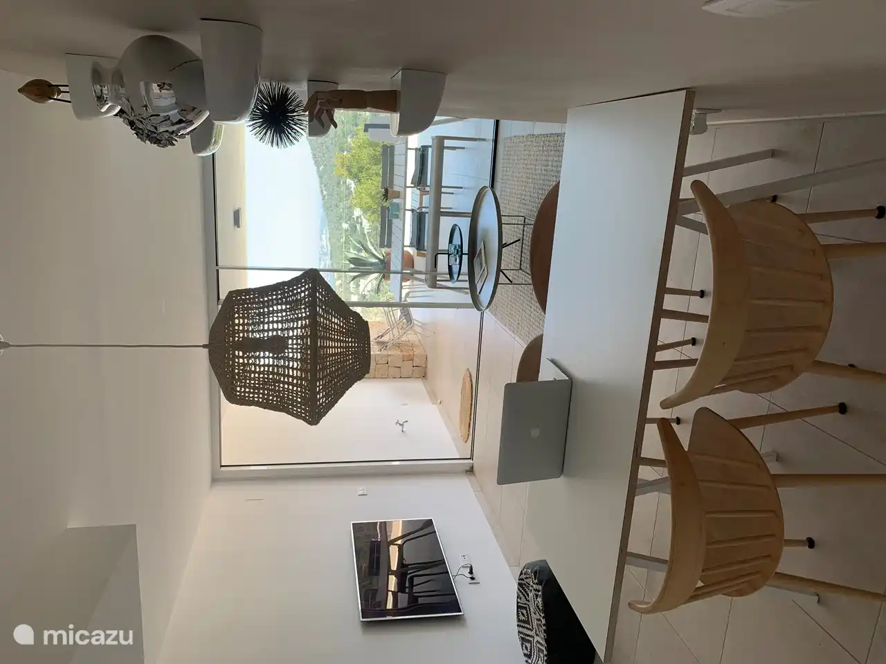 De woonkamer heeft een televisie van 55 inch en bevat een Chromecast waardoor alle (Nederlandstalige) zenders van ipad of telefoon eenvoudig gestreamd kunnen worden.