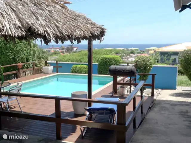 Villa Dushi Bida avec vue sur la mer ! | Curaçao, Curaçao-Centre, Piscadera - villa La piscine privée de la Villa Dushi Bida.
Détendez-vous au bord de la piscine rafraîchissante, profitez de la vue depuis la terrasse couverte Palapa !