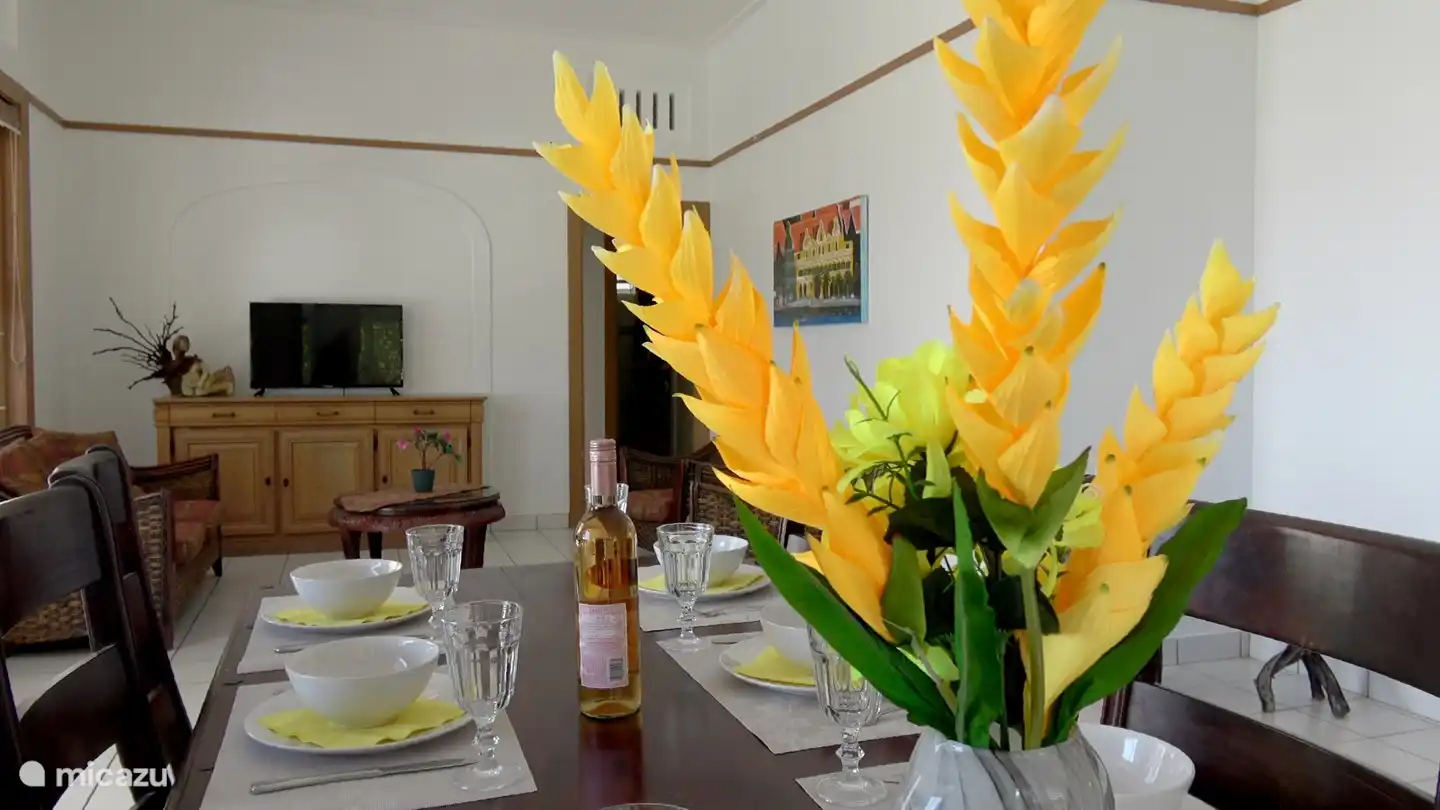 Les hauts plafonds et le style architectural original de Curaçao avec de nombreuses bouches d'aération et des volets en bois rendent le salon très spacieux et lumineux.