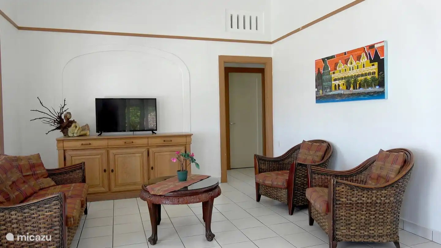 Le coin salon confortable du salon est équipé d'une SMART TV et d'un ventilateur de plafond