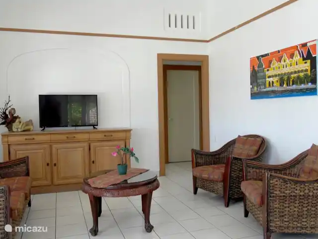 Villa Dushi Bida avec vue sur la mer ! | Curaçao, Curaçao-Centre, Piscadera - villa Le coin salon confortable du salon est équipé d'une SMART TV et d'un ventilateur de plafond