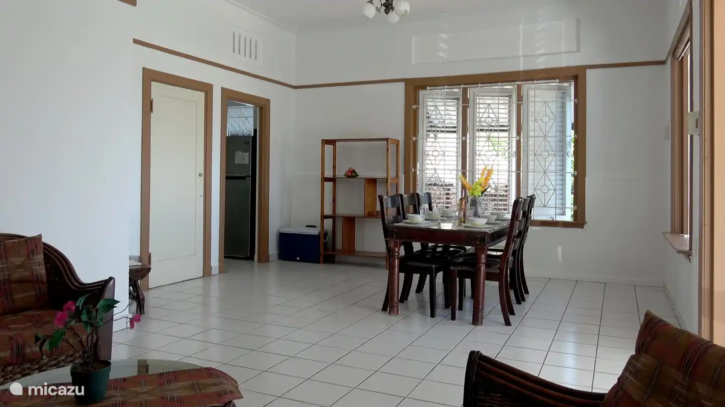 Les hauts plafonds et le style architectural original de Curaçao avec de nombreuses bouches d'aération et des volets en bois rendent le salon très spacieux et lumineux.