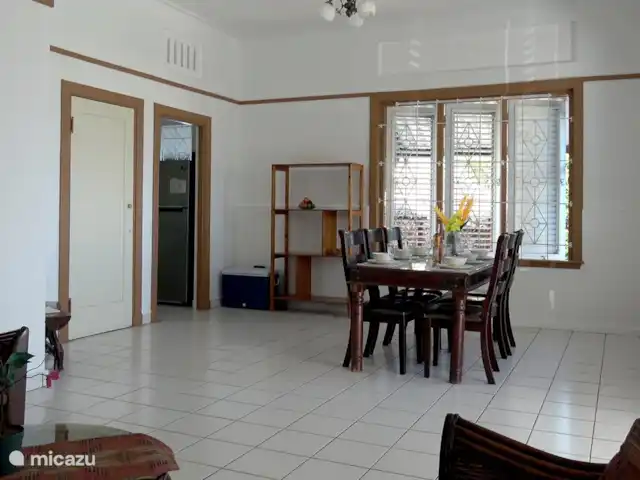 Villa Dushi Bida avec vue sur la mer ! | Curaçao, Curaçao-Centre, Piscadera - villa Les hauts plafonds et le style architectural original de Curaçao avec de nombreuses bouches d'aération et des volets en bois rendent le salon très spacieux et lumineux.