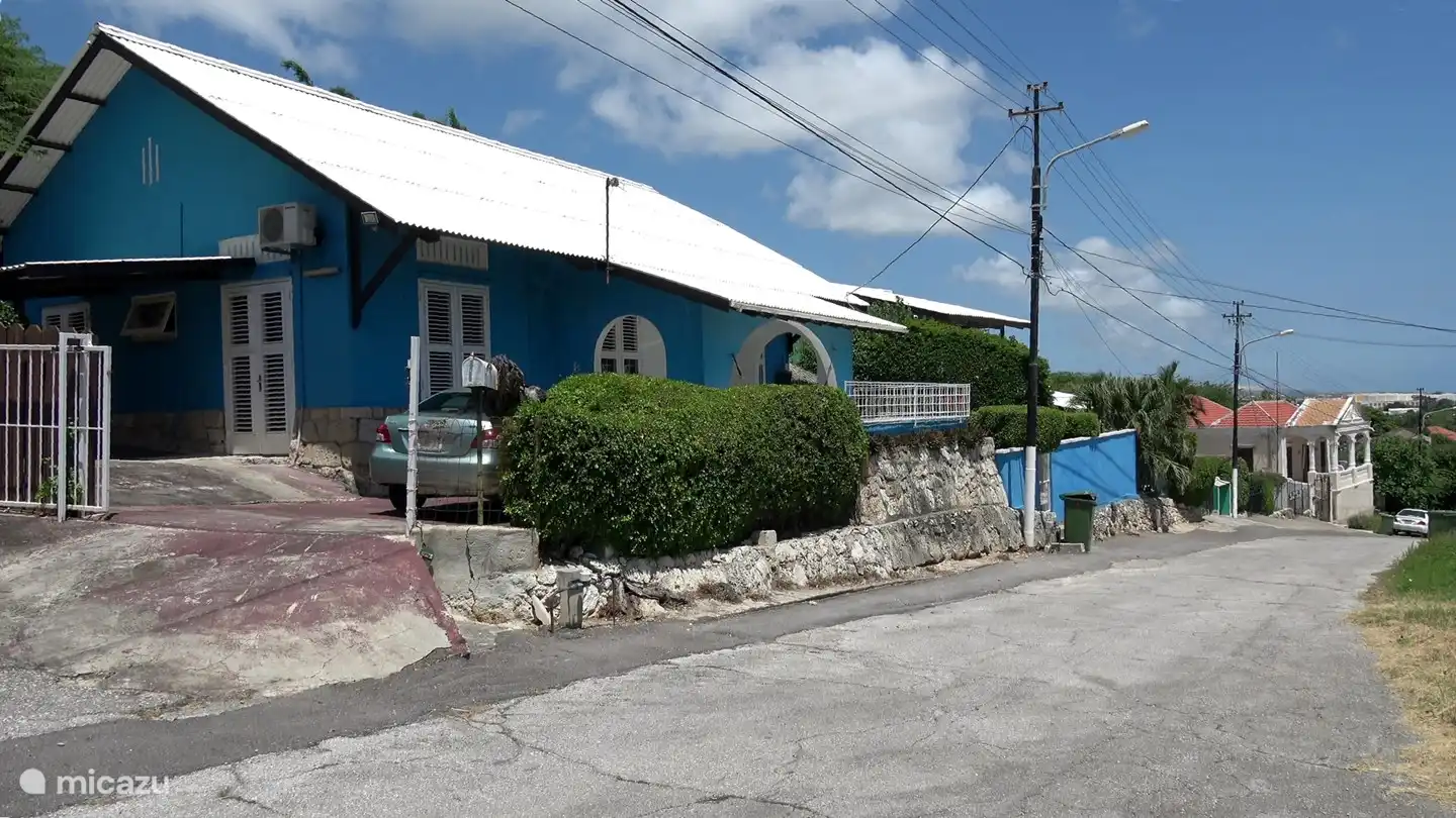 La propriété est clôturée et dispose d'une porte verrouillable pour accéder à l'allée et au carport. Il y a de la place pour garer 2 voitures.