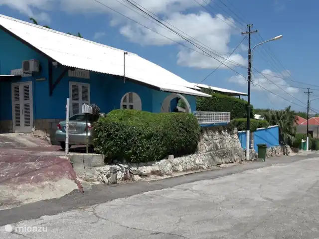 Villa Dushi Bida avec vue sur la mer ! | Curaçao, Curaçao-Centre, Piscadera - villa La propriété est clôturée et dispose d'une porte verrouillable pour accéder à l'allée et au carport. Il y a de la place pour garer 2 voitures.