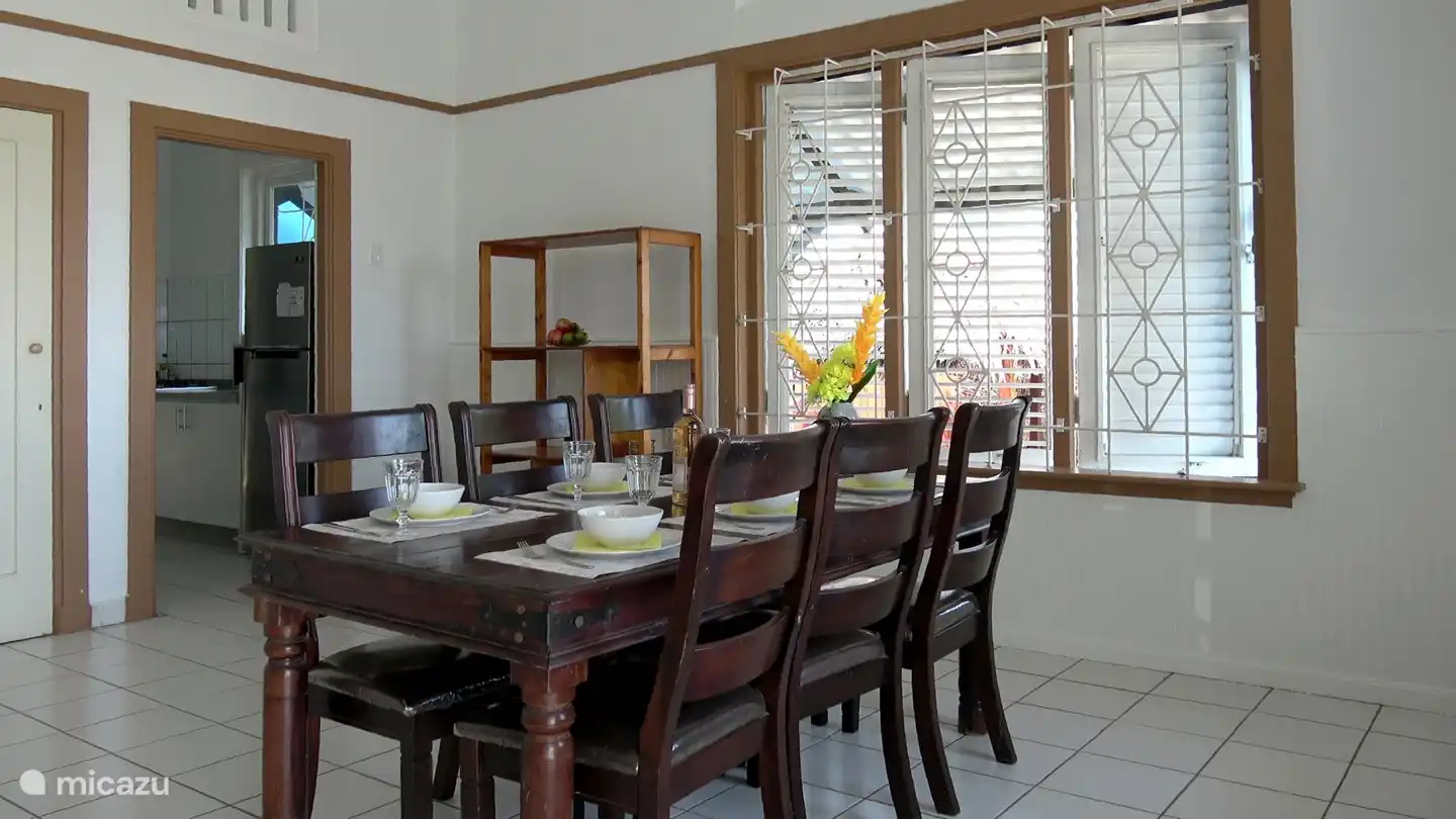 La salle à manger est adaptée pour 6 personnes. De la fenêtre vous regardez sur la piscine