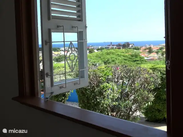 Villa Dushi Bida avec vue sur la mer ! | Curaçao, Curaçao-Centre, Piscadera - villa Vue depuis la fenêtre avant du salon donnant sur la cour avant et l'océan.
