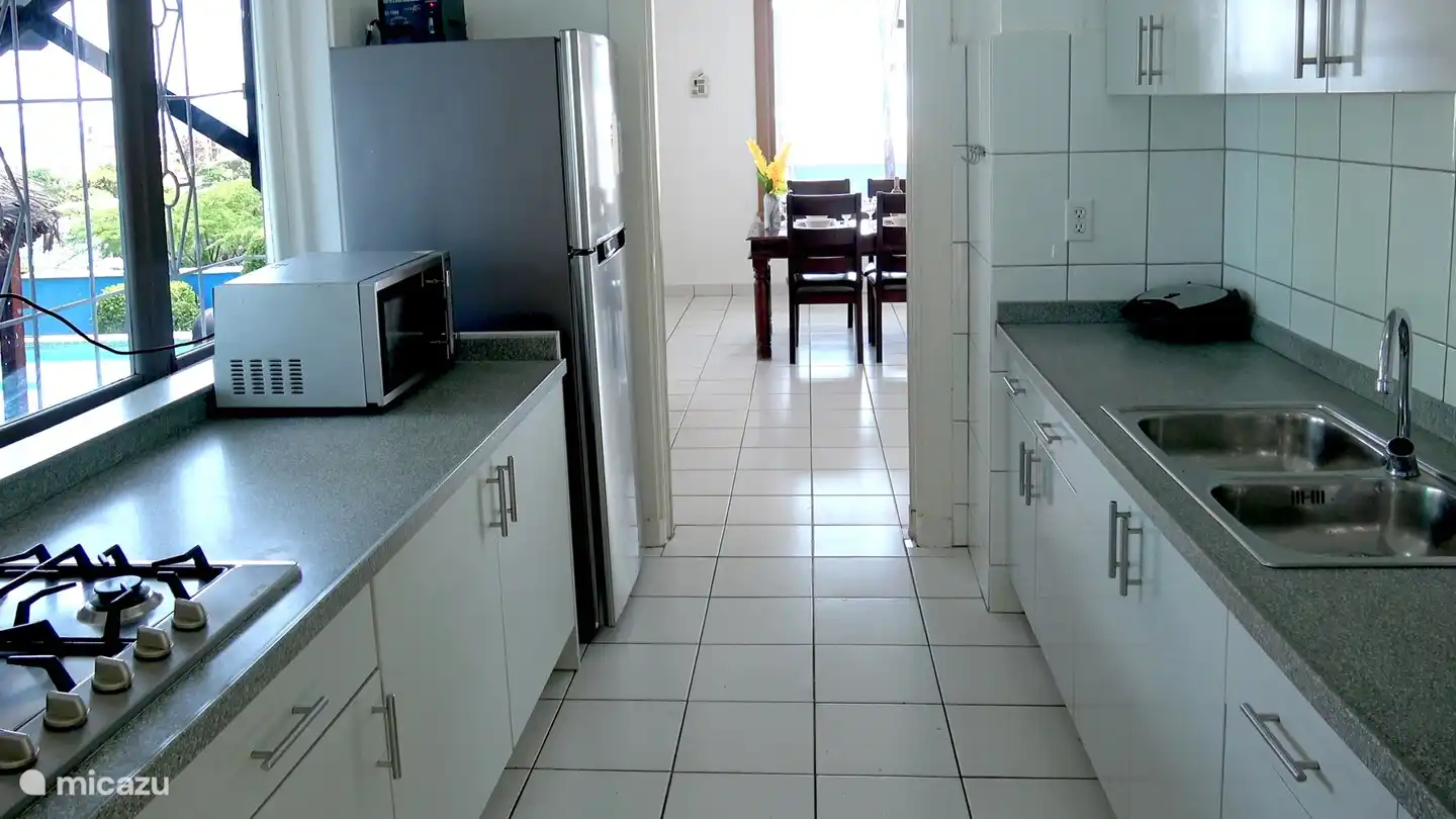 La cuisine soignée est entièrement équipée pour que vous puissiez préparer vos propres plats préférés.