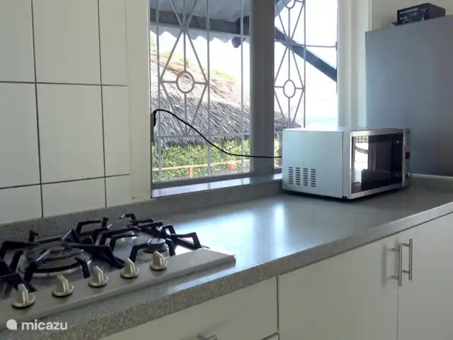 Villa Dushi Bida avec vue sur la mer ! | Curaçao, Curaçao-Centre, Piscadera - villa La cuisine est équipée de : casseroles, vaisselle et couverts, cuisinière à gaz à cinq feux, grand réfrigérateur/congélateur, micro-ondes combiné, bouilloire et cafetière ;