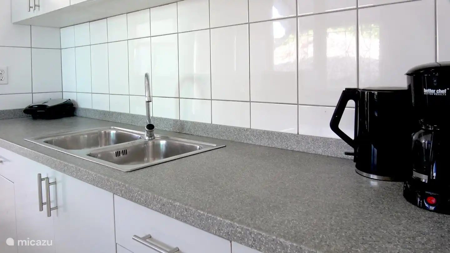 La cuisine dispose d'un grand espace de rangement pour vos courses, etc.