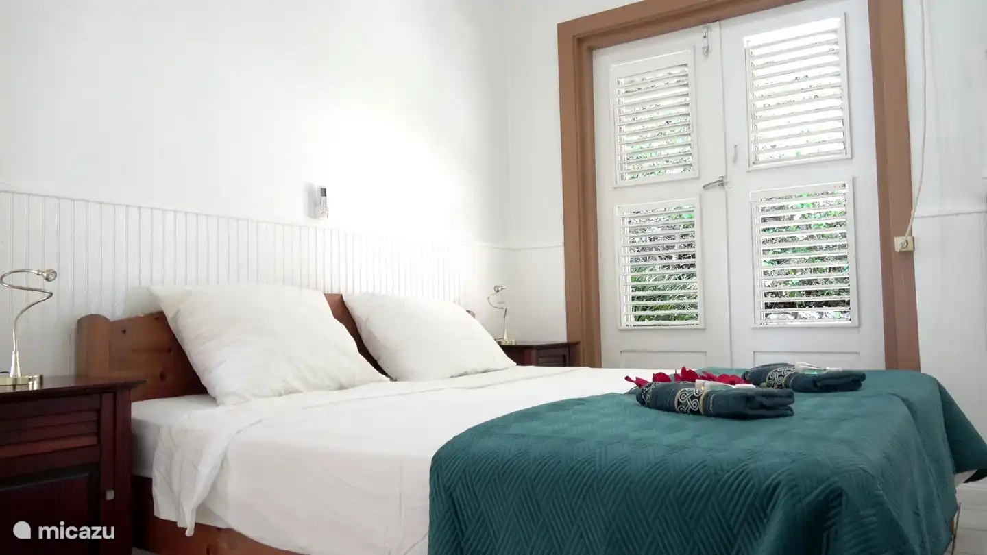 Chambre principale avec un lit double (1.60x2.00 mètres / Queen). Il y a des volets sur les portes-fenêtres et les fenêtres qui vous permettent de laisser entrer la lumière et la brise rafraîchissante.
