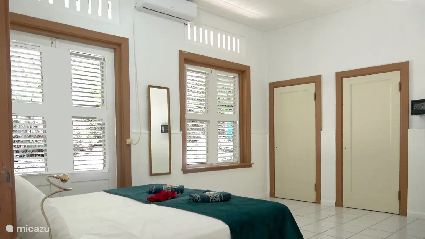 La chambre principale dispose de la climatisation, d'un ventilateur de plafond, de deux armoires encastrées et du coffre-fort.