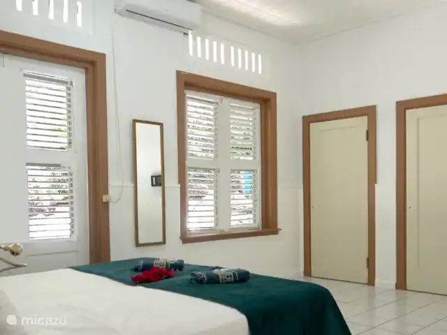 Villa Dushi Bida avec vue sur la mer ! | Curaçao, Curaçao-Centre, Piscadera - villa La chambre principale dispose de la climatisation, d'un ventilateur de plafond, de deux armoires encastrées et du coffre-fort.