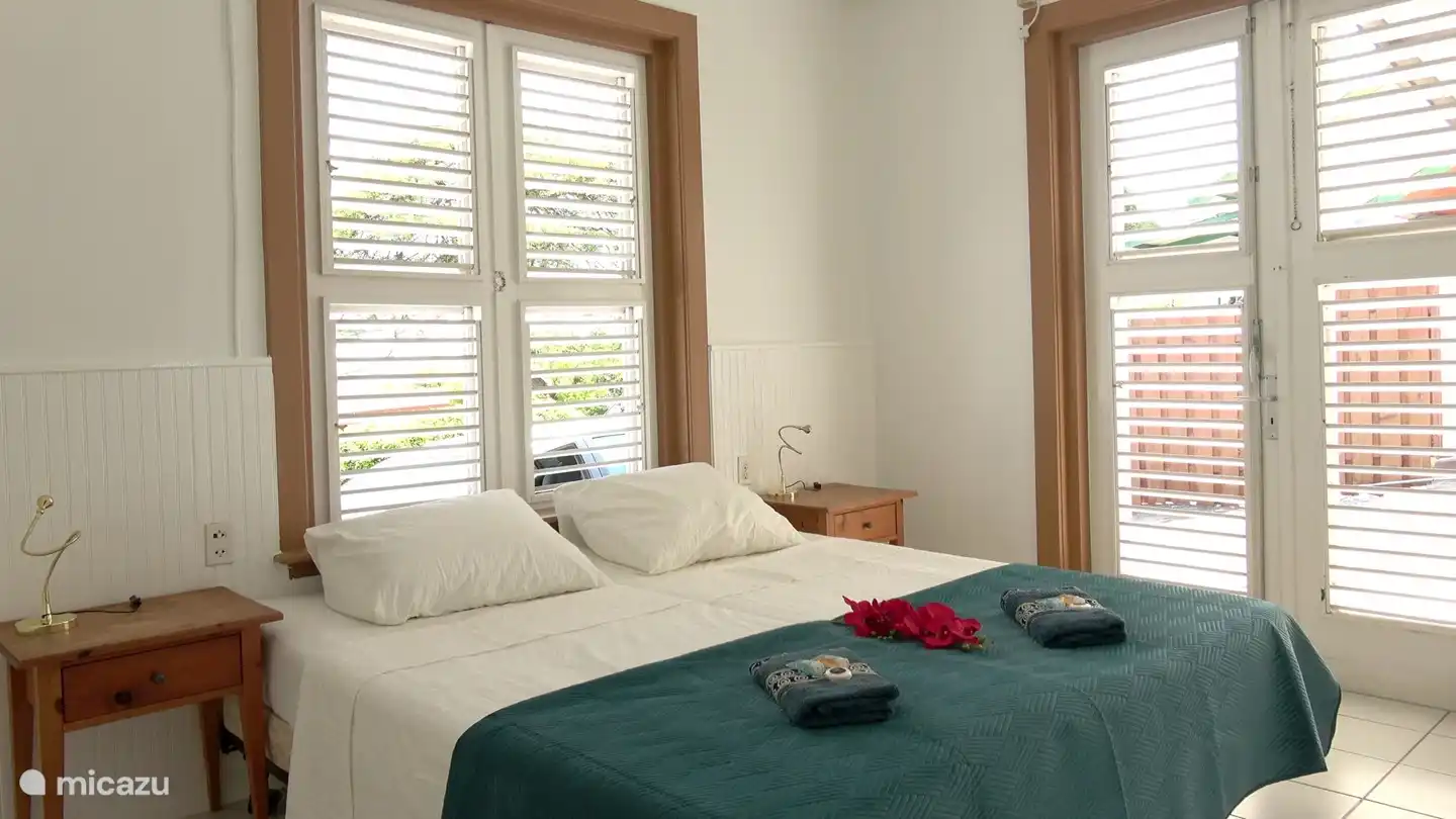 La deuxième chambre a 2 lits simples (0,90x2,00 mètres) placés ensemble, mais il y a suffisamment d'espace pour les séparer.