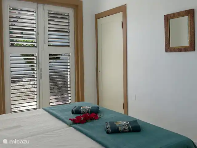 Villa Dushi Bida avec vue sur la mer ! | Curaçao, Curaçao-Centre, Piscadera - villa La chambre dispose de la climatisation, d'un ventilateur de plafond et d'une armoire intégrée.