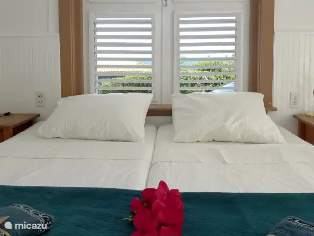 Villa Dushi Bida avec vue sur la mer ! | Curaçao, Curaçao-Centre, Piscadera - villa La deuxième chambre est située à l'avant de la maison et offre une vue sur l'océan depuis la fenêtre.