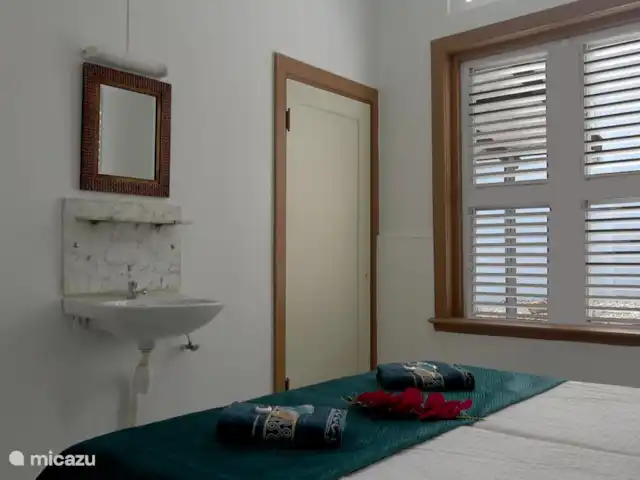 Villa Dushi Bida avec vue sur la mer ! | Curaçao, Curaçao-Centre, Piscadera - villa La troisième chambre est également équipée de la climatisation, d'un ventilateur de plafond et d'une armoire intégrée, mais possède également son propre lavabo.