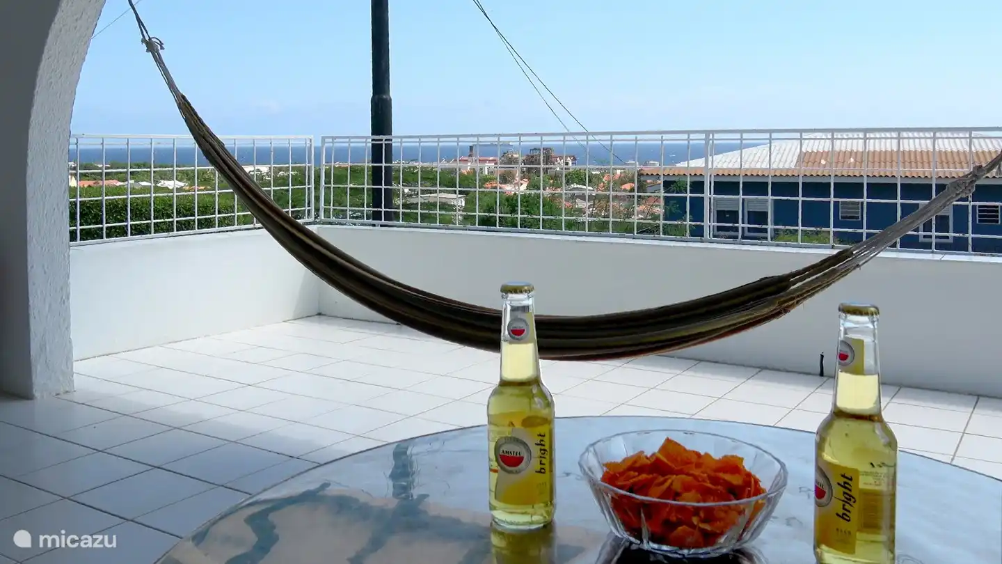 Vue depuis les chaises de la véranda.
Le porche est un endroit idéal pour siroter une boisson rafraîchissante et regarder passer les bateaux.