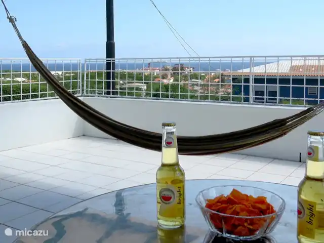 Villa Dushi Bida avec vue sur la mer ! | Curaçao, Curaçao-Centre, Piscadera - villa Vue depuis les chaises de la véranda.
Le porche est un endroit idéal pour siroter une boisson rafraîchissante et regarder passer les bateaux.