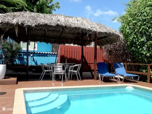 Villa Dushi Bida avec vue sur la mer ! | Curaçao, Curaçao-Centre, Piscadera - villa La piscine et la terrasse sont à usage privé.
Il y a des chaises longues, une table à manger avec des chaises et un barbecue.
